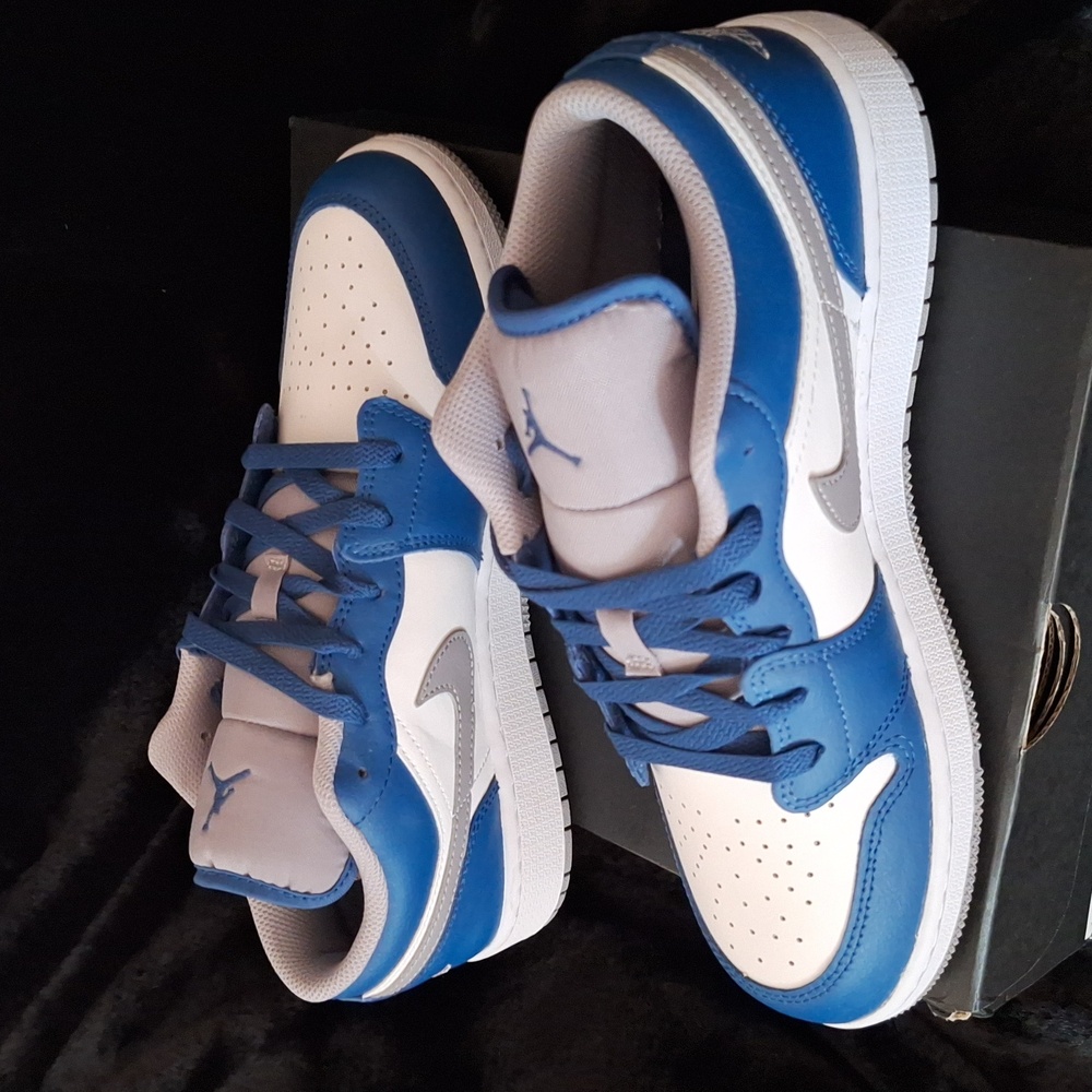 Nike Air Jordan 1 Low Sneakers - Picture 2 of 6